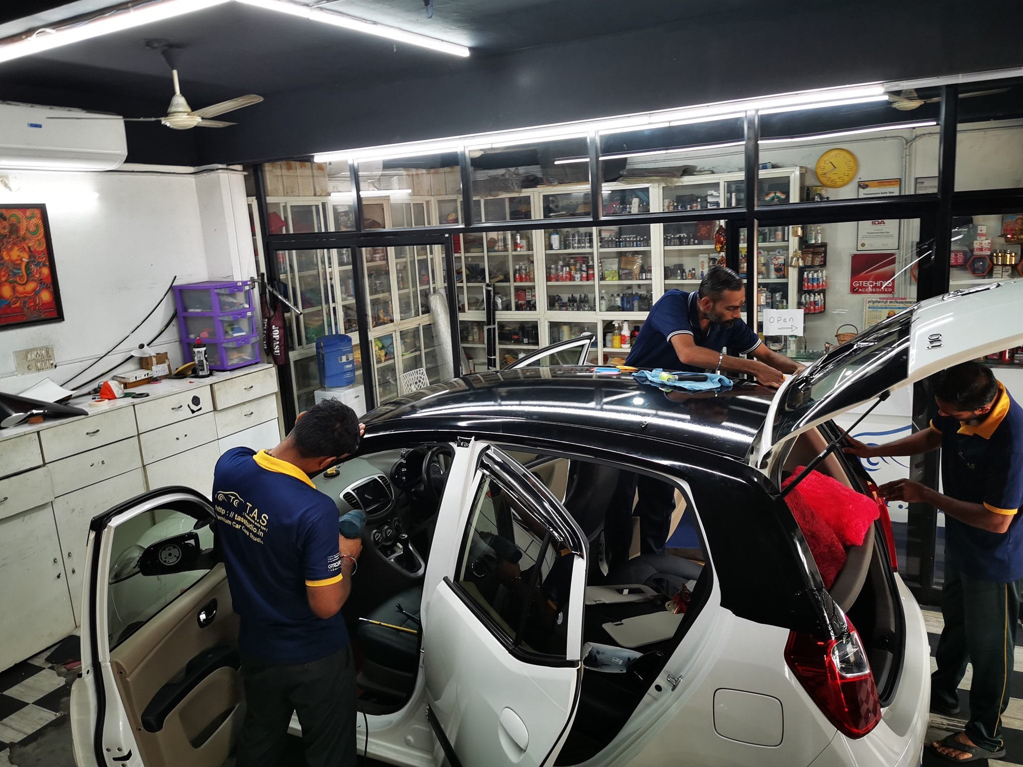 i20 Glossy black roof vinyl wrap i20 Glossy black roof vinyl wrap